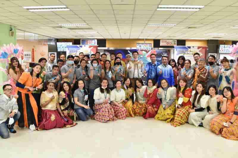 友達推動「安心、、、創新、、用心、、、、同心、、盡心」五星職旅，，為菲籍員工打造全方位照護，，，，首度贏得「人權實踐與發展領袖獎」殊榮