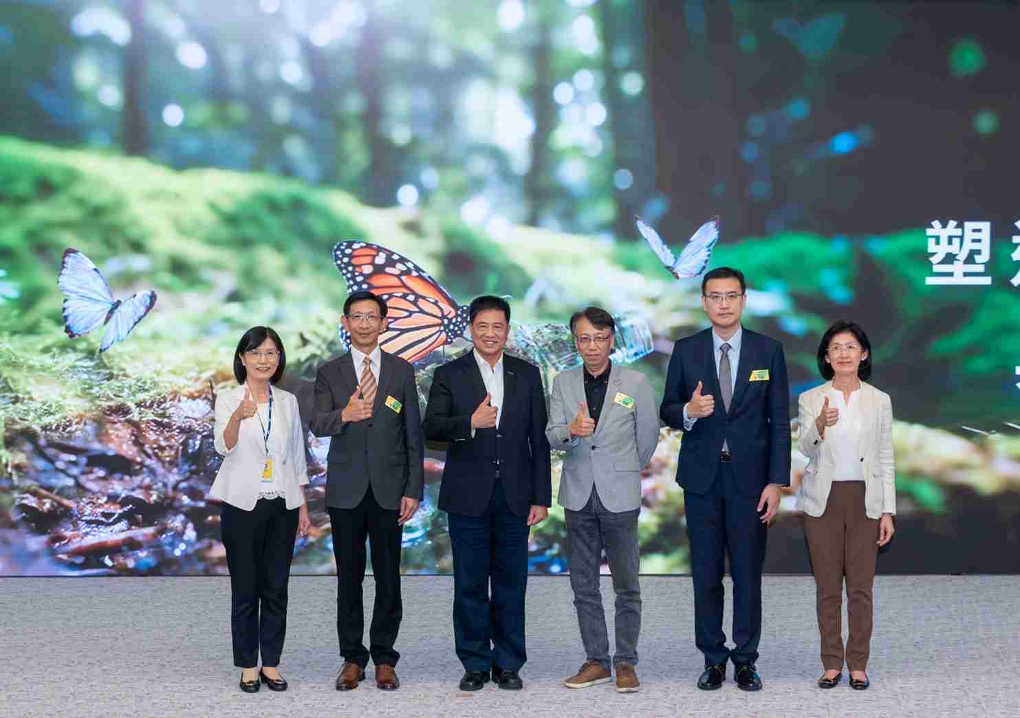 友達2023 CSR共榮大會，，，邀請領域專家分享交流生物多樣性管理趨勢、、無塑產品、、、、海廢永續塑料等議題  （圖左到右：友達光電永續長古秀華、、3M台灣技術長陳君杰、、、友達光電董事長暨集團策略長彭双浪、、、光寶科技企業永續發展處處長陳慶暉、、、安永聯合會計師事務所執業會計師曾于哲、、、友達光電供應鏈總部副總經理吳宜芳）