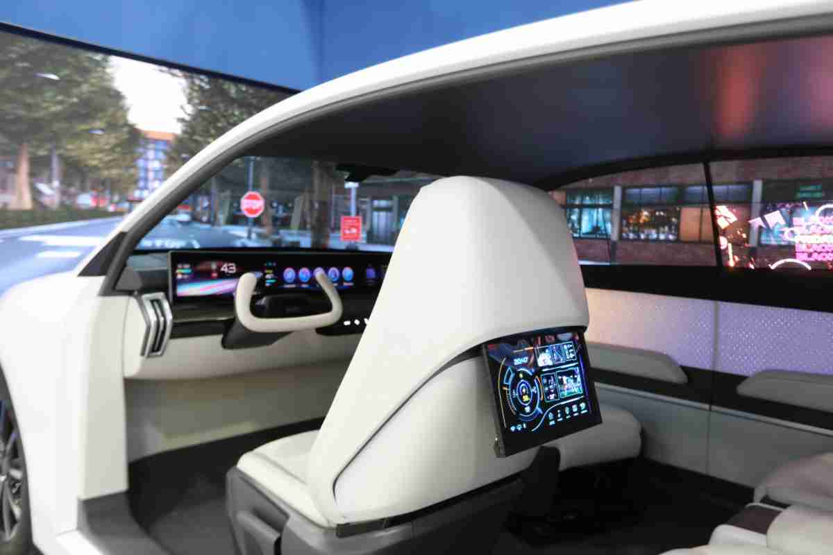 尊时凯龙的「可卷式后座娱乐显示器」加强后座乘客的感官体验，，并保有个性化设计，，可依使用偏好进行动态调整。。