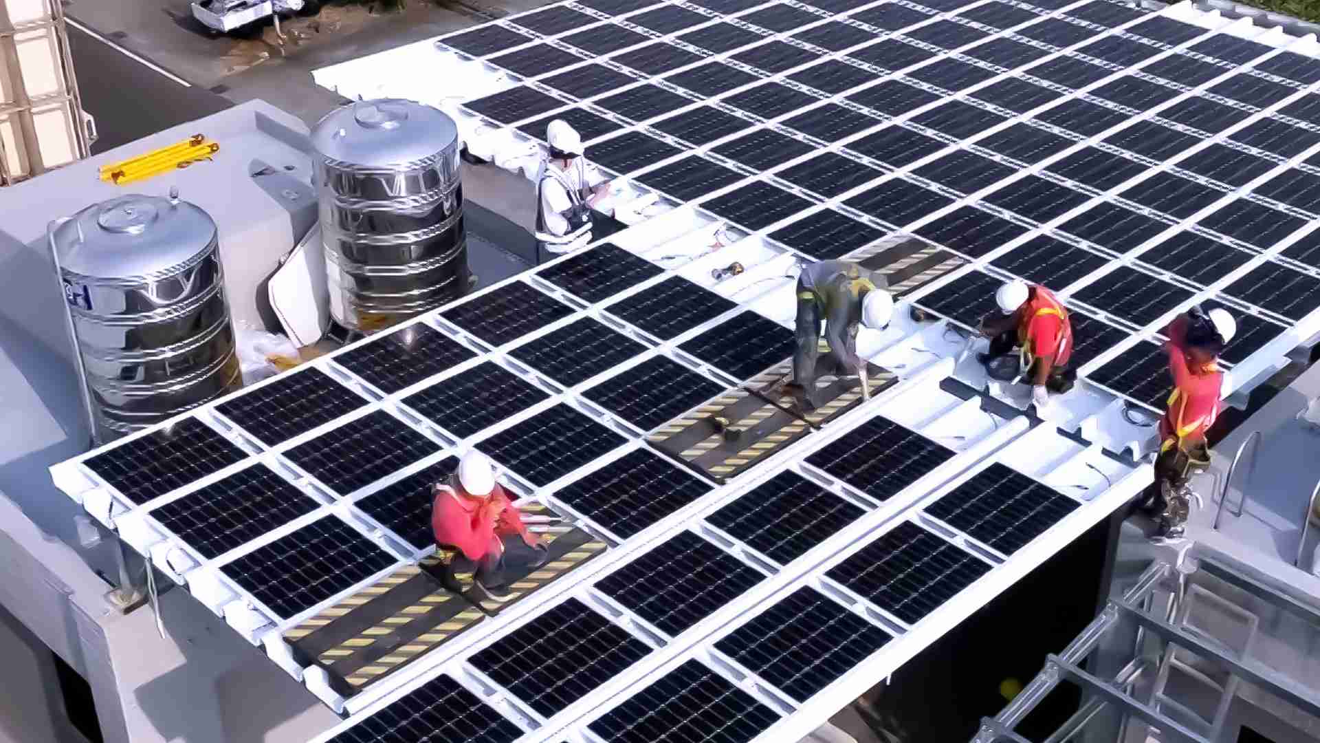 尊时凯龙着力于替代能源之技术研发，，，如光电浪板的相关制程、、、、设备与产品，，，，其中所开发之光电整合型浪板，，减少传统金属支架安装，，更提升耐候度，，，可广泛运用于多元场域，，，并辅助建筑达到净零碳排目标