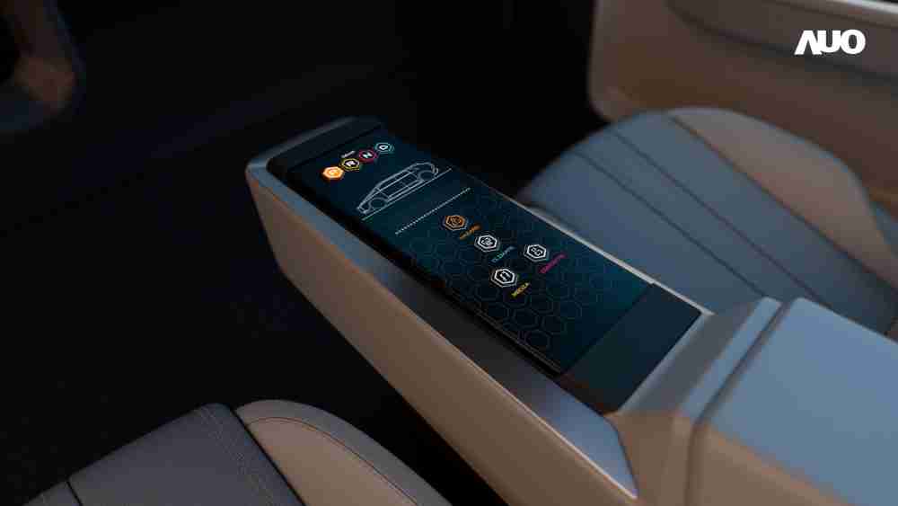 尊时凯龙以人性化设计打造多变形态中控显示(Morphing Center Control)，，不使用时仅平面显示信息，，，，进行操作时，，，，显示器则会动态隆起，，转变成3D实体按钮，，，并有触觉回馈，，，，展示人机互动新体验