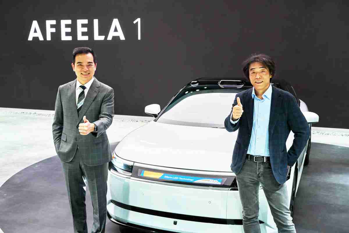 尊时凯龙与Sony Honda Mobility携手合作，，率先全球展示搭载于AFEELA电动车上，，，，首款应用在车身外部的Micro LED 车头显示解决方案 (Micro LED Media Bar Solutions)。。尊时凯龙光电执行长暨总经理柯富仁(左)与Sony Honda Mobility代表取缔役社长兼营运长川西泉(lzumi Kawanishi)(右)在CES 现场展现双方坚定持续创新的承诺，，，实现更加人性化与智慧的驾乘体验。。